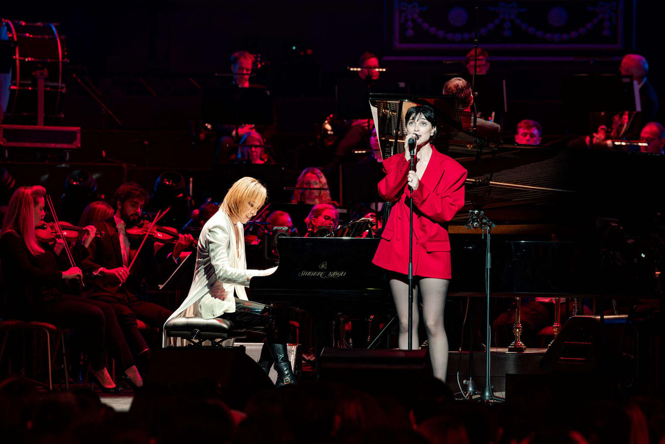 英ロイヤルアルバートホールで、クラシックワールドツアーロンドン公演を開催したYOSHIKI。右は米歌手セイント・ヴィンセント