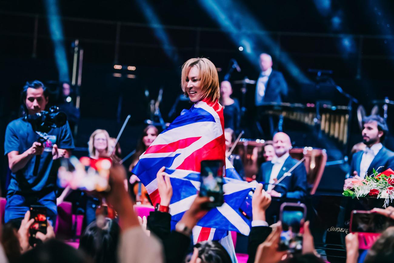 ロイヤルアルバートホールで、クラシックワールドツアーのロンドン公演を開催し、英国旗に身を包んで笑顔のYOSHIKI
