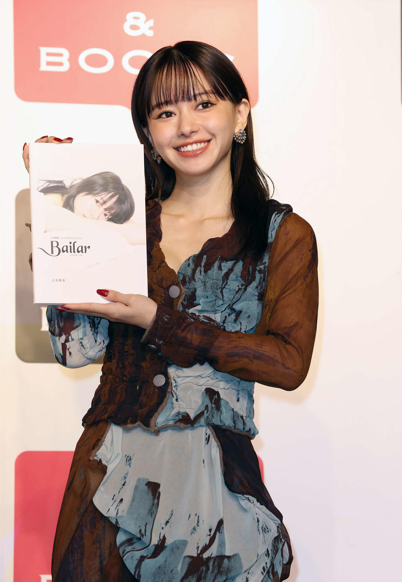 1stフォト＆スタイルブック刊行記念イベントを行った山本舞香（撮影・丹羽敏通）