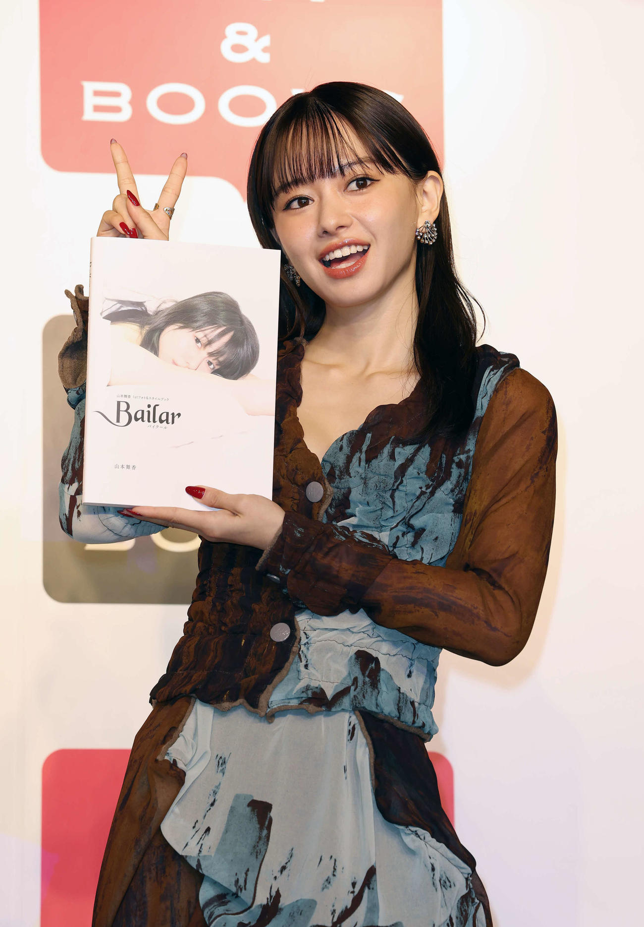 1stフォト＆スタイルブック刊行記念イベントを行った山本舞香（撮影・丹羽敏通）