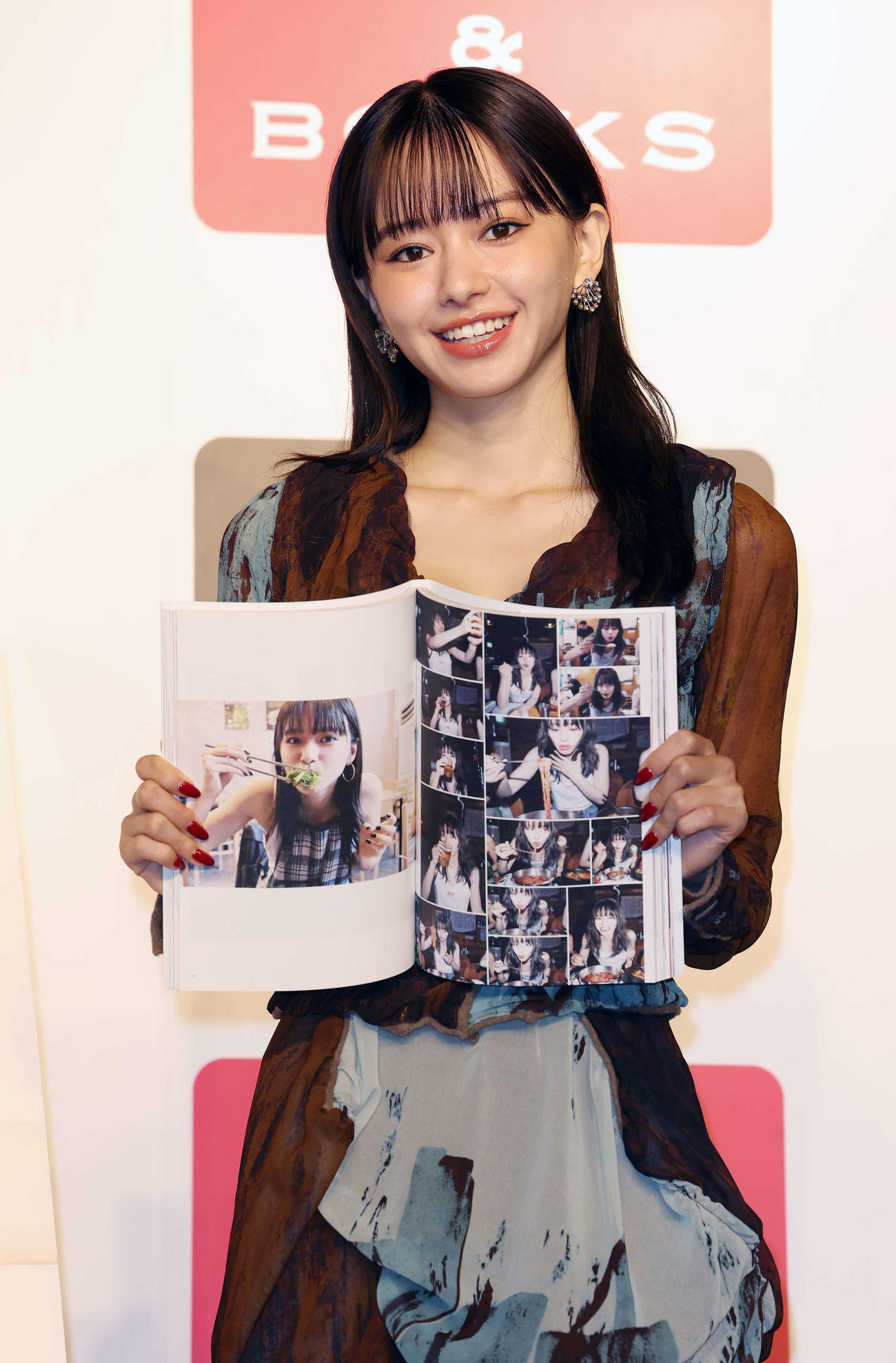 お気に入りのページを披露する山本舞香（撮影・丹羽敏通）