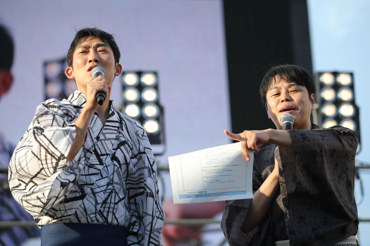 NON STYLEの石田明（左）と井上裕介（2019年8月撮影）