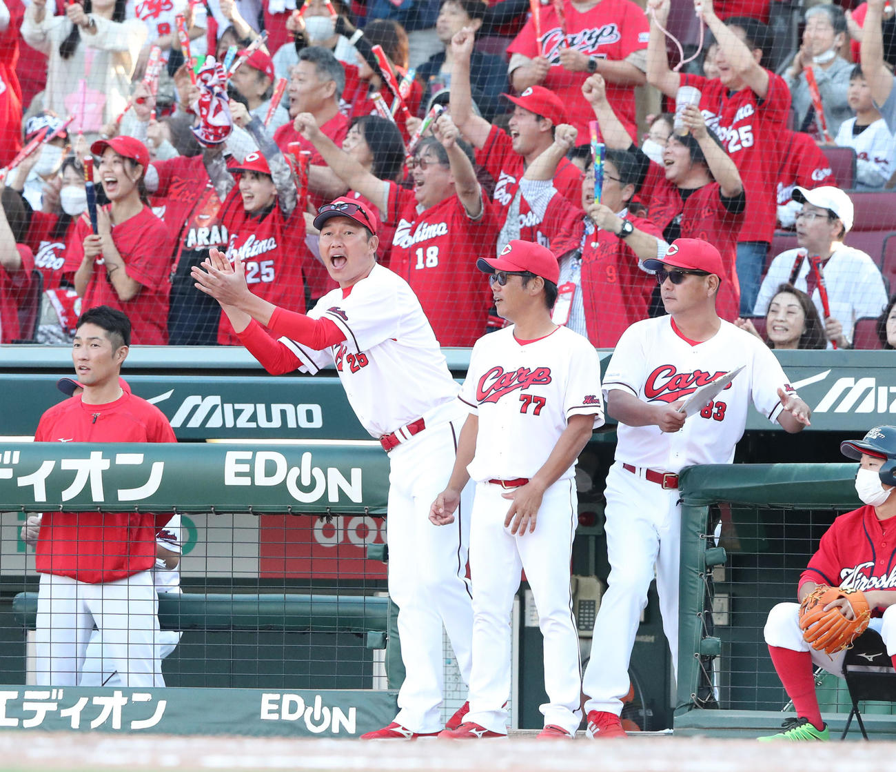 広島対DeNA 8回裏広島無死満塁、田中は右前に勝ち越しとなる適時打を放つ、興奮を隠さない新井監督（撮影・梅根麻紀）