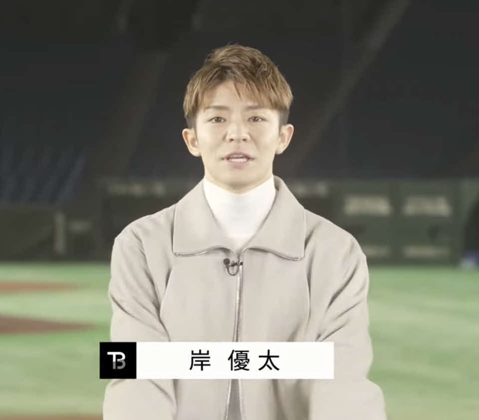 TOBE入りを発表し、あいさつする岸優太