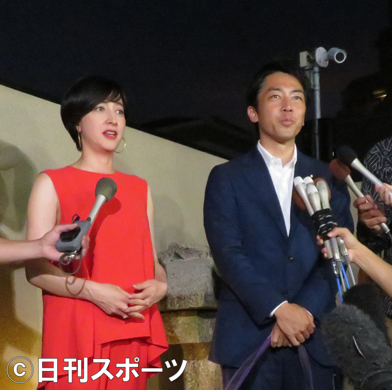 滝川クリステル（左）と小泉進次郎氏（19年8月7日撮影）