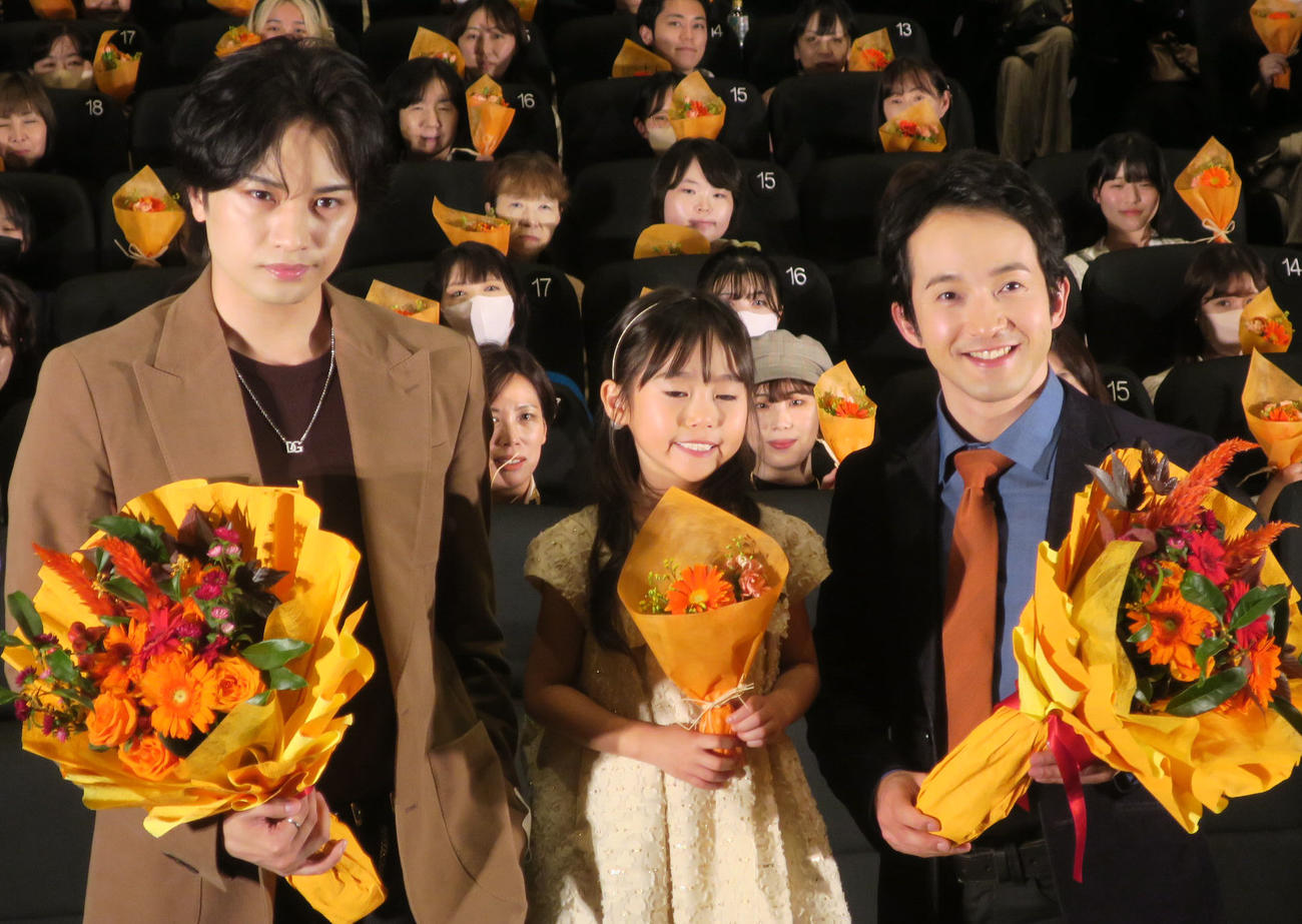 映画「おまえの罪を自白しろ」試写イベントで。左から、中島健人、佐藤恋和、浅利陽介
