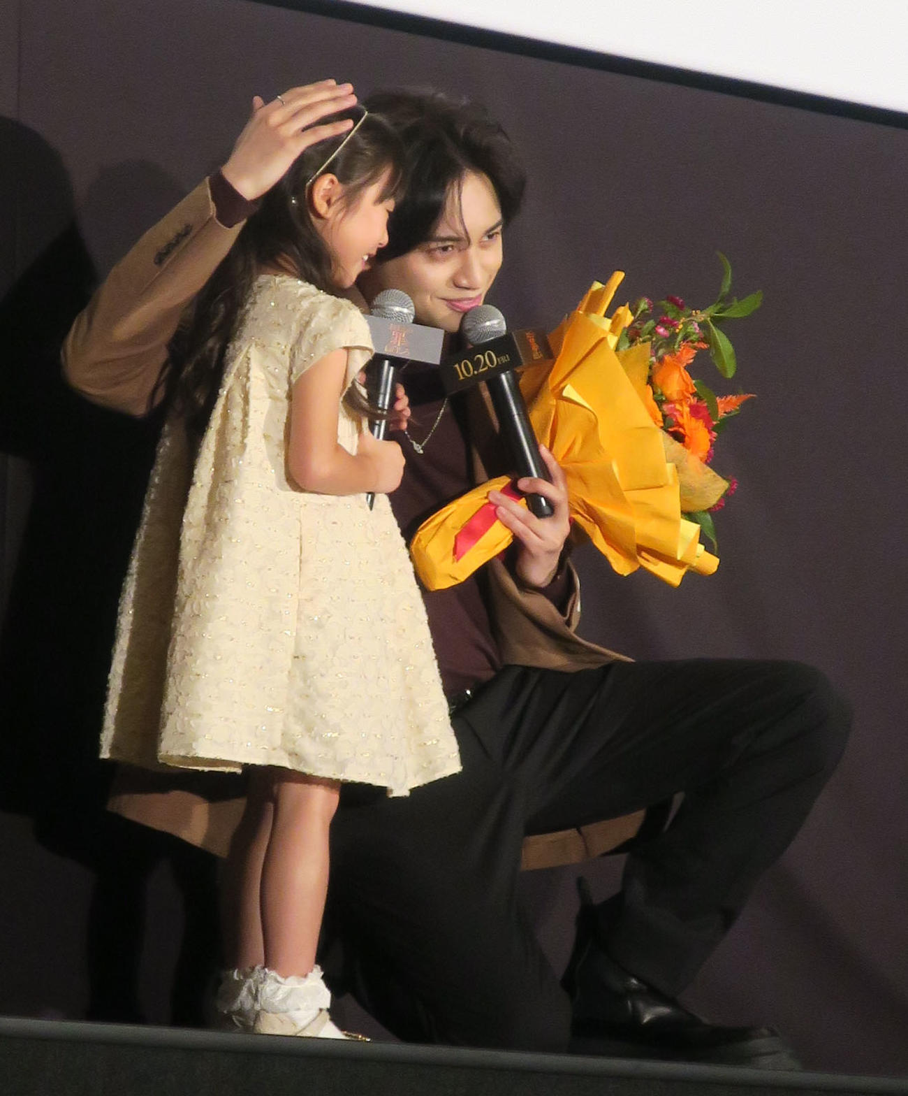 映画「おまえの罪を自白しろ」試写イベントで。左から、佐藤恋和、中島健人