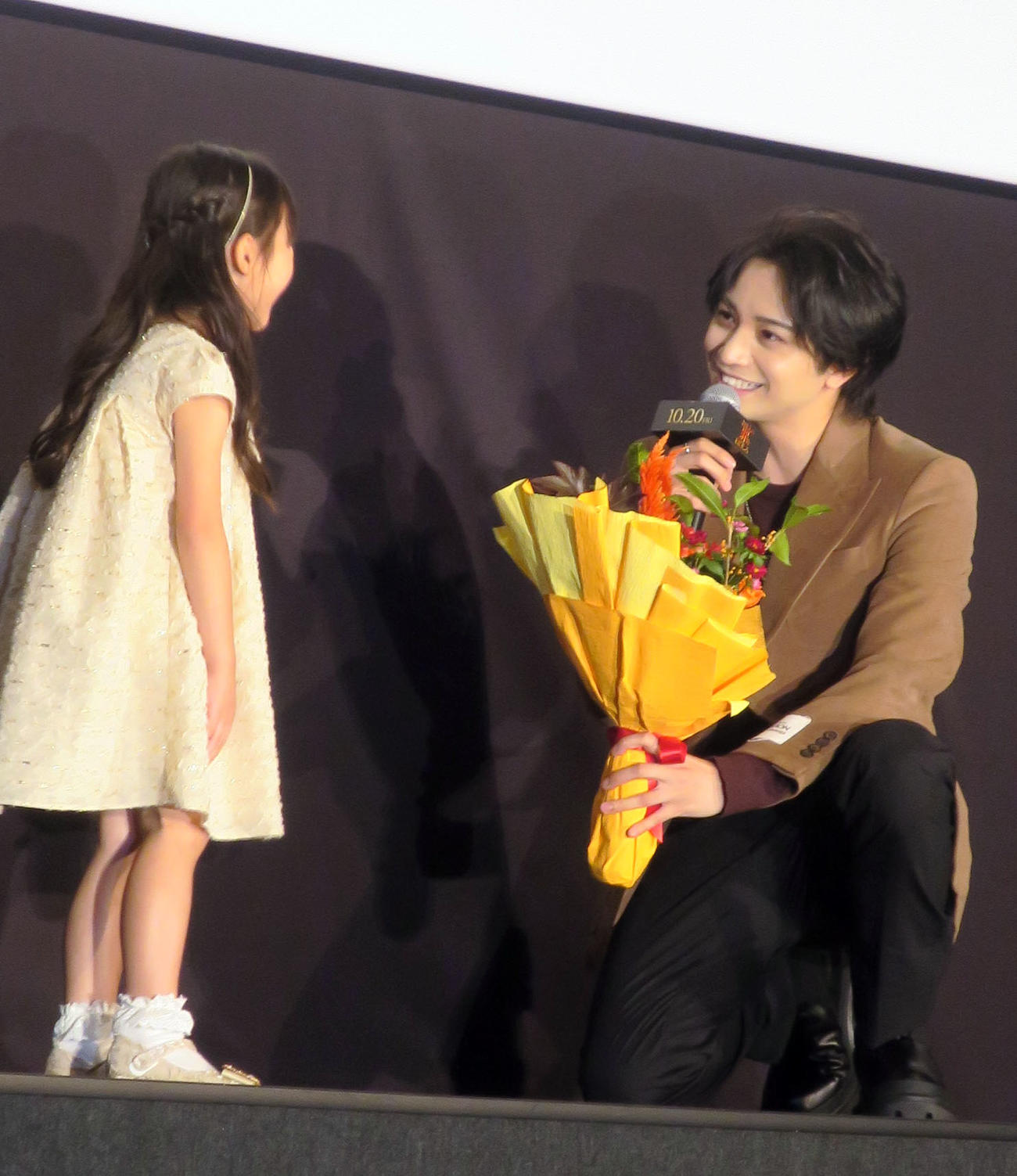 映画「おまえの罪を自白しろ」試写イベントで、子役の佐藤恋和から花束をもらう中島健人