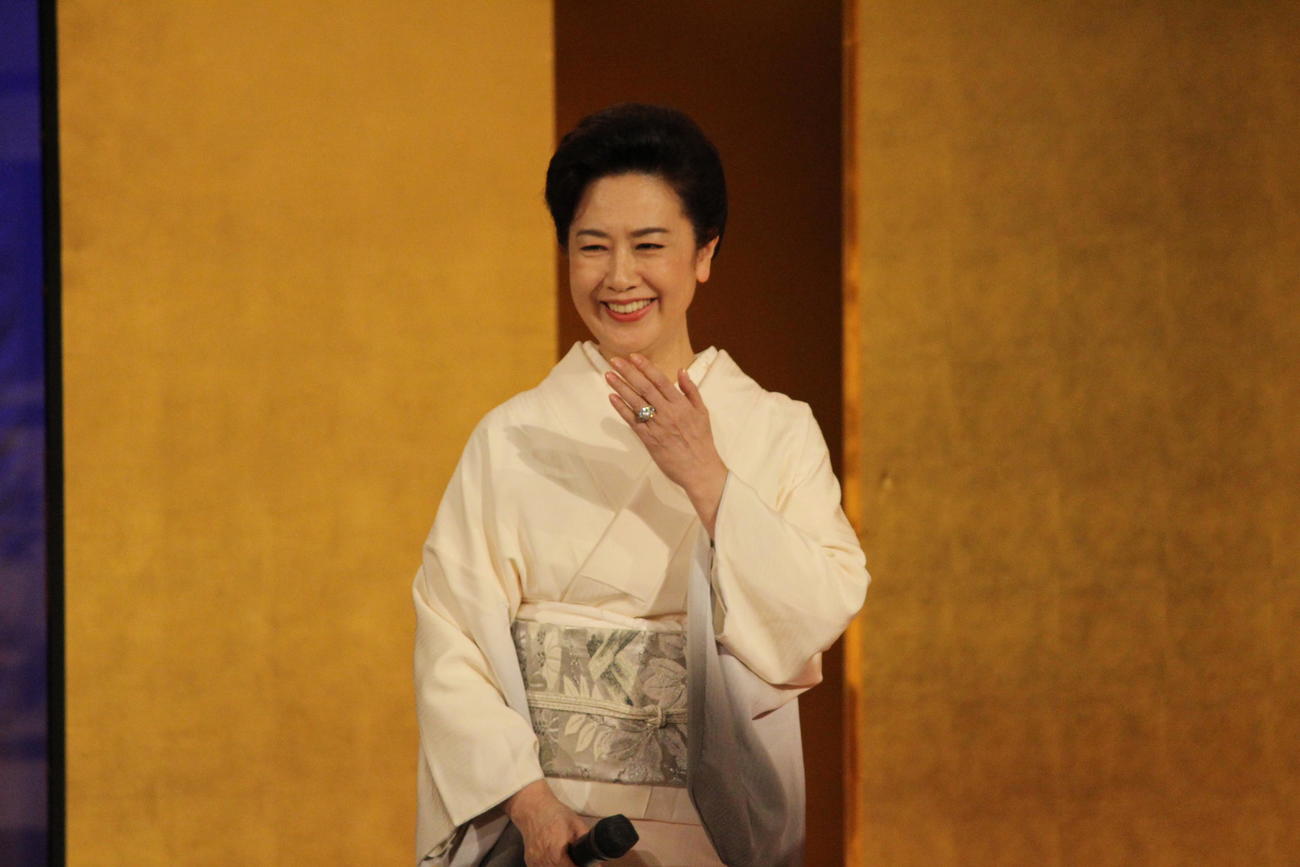 授賞式にプレゼンターとして登場した名取裕子