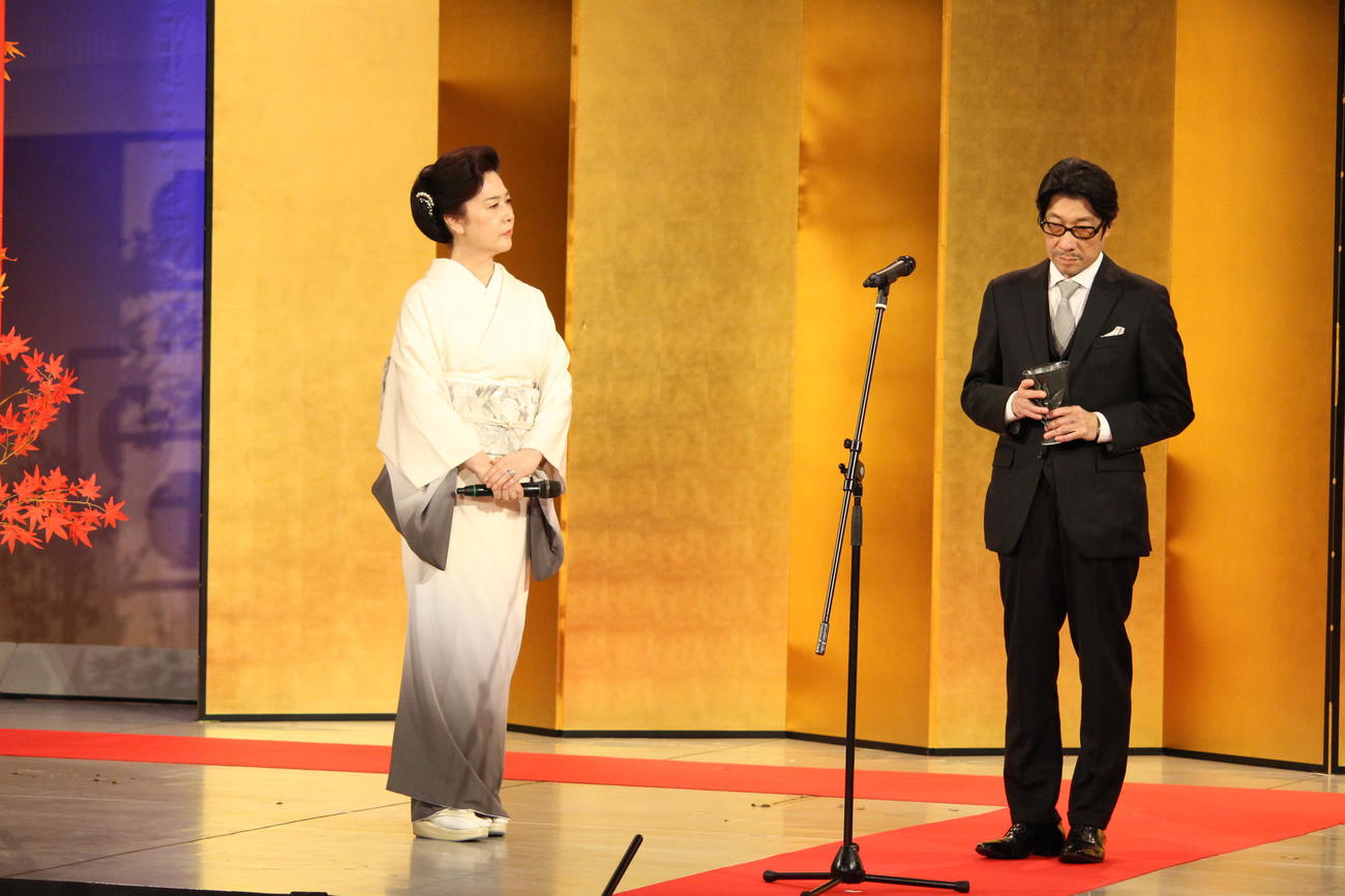 牧野省三賞を受賞した阪本順治監督（右）と名取裕子