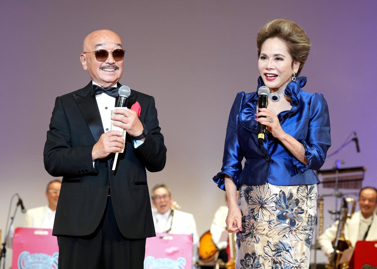 デヴィ夫人（右）から激励される岡宏