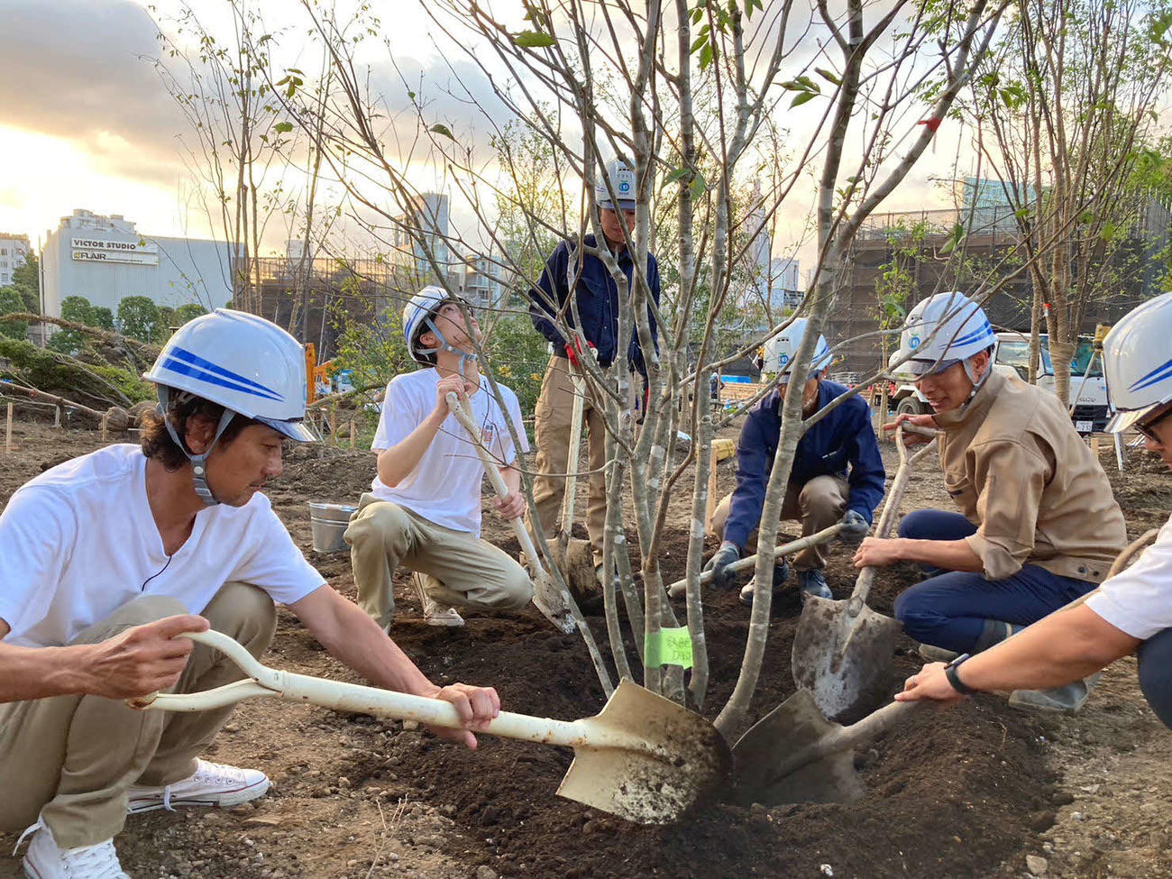 「ザ！鉄腕！DASH！！」の新プロジェクトで「都立明治公園」の整備を手伝う国分太一（左端）ら