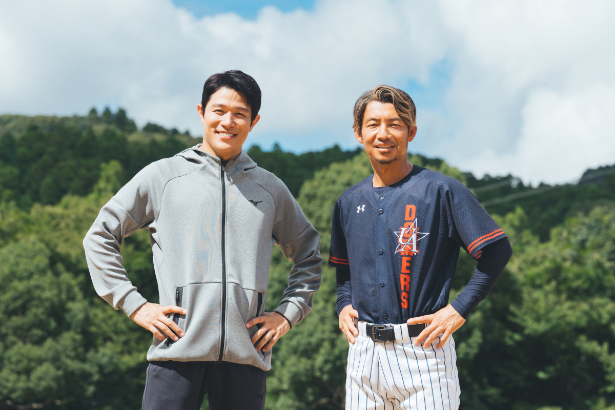 日曜劇場「下剋上球児」主演の鈴木亮平（左）とドラマ初出演の元プロ野球選手・鳥谷敬（C）TBSスパークル／TBS　撮影：NEO