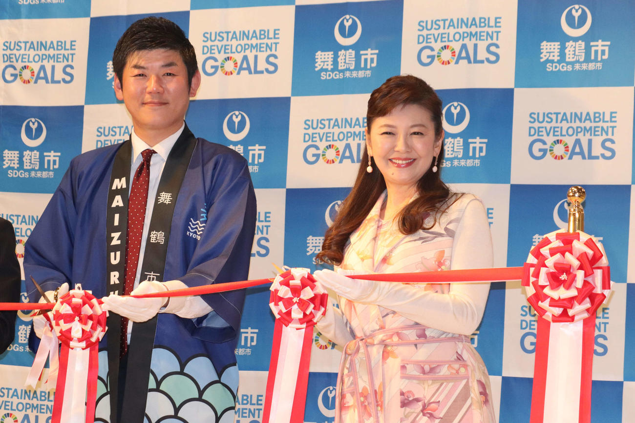 「まいづるフェスタ」オープニングイベントに登壇した舞鶴市の鴨田秋津市長（左）と南野陽子（撮影・加藤理沙）