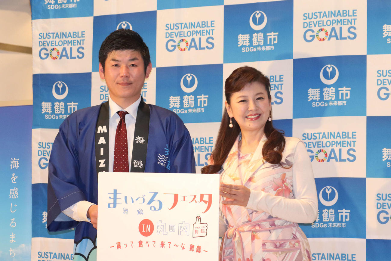 「まいづるフェスタ」オープニングイベントに登壇した舞鶴市の鴨田秋津市長（左）と南野陽子（撮影・加藤理沙）