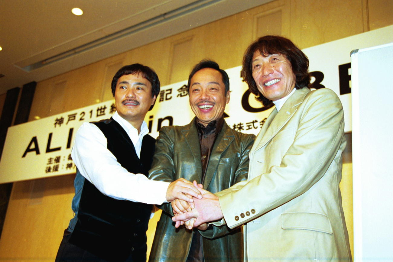 アリス復活会見　左から堀内孝雄、谷村新司、矢沢透（00年11月7日）