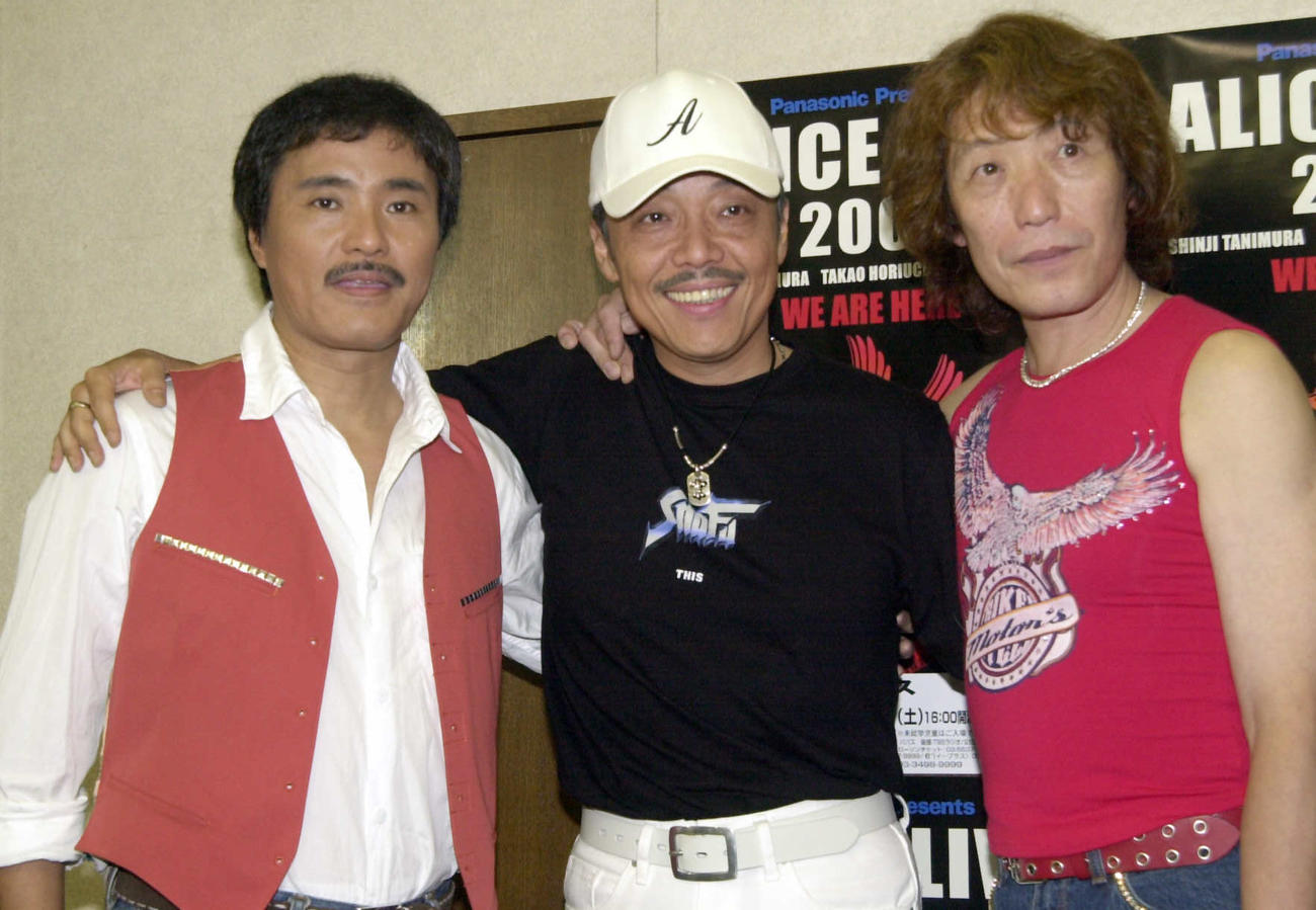 20年ぶりに活動を再開したALICEのメンバー、左から堀内孝雄、谷村新司、矢沢透はステージ開始直前に意気込みを語る（01年7月20日撮影）
