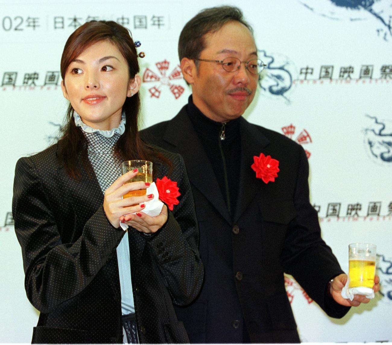 中国映画祭オープニングパーティーに出席した田中麗奈（左）と谷村新司（02年9月18日撮影）