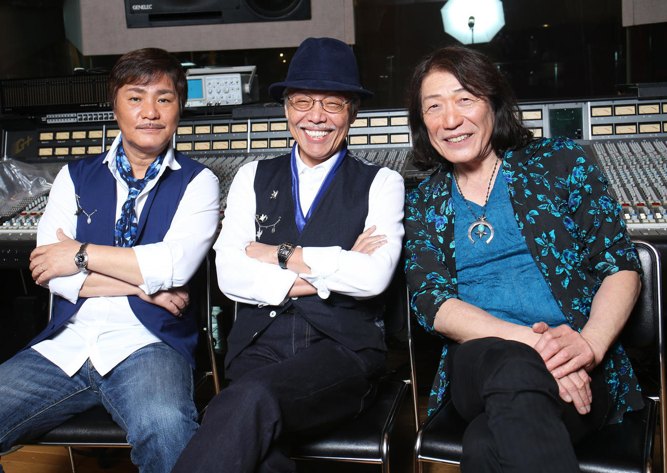 写真を撮る時に「3人仲良く笑顔で」とリクエストしたら、自然と寄り添ってご覧の笑顔を見せてくれました。左から堀内孝雄、谷村新司、矢沢透（13年3月4日撮影）