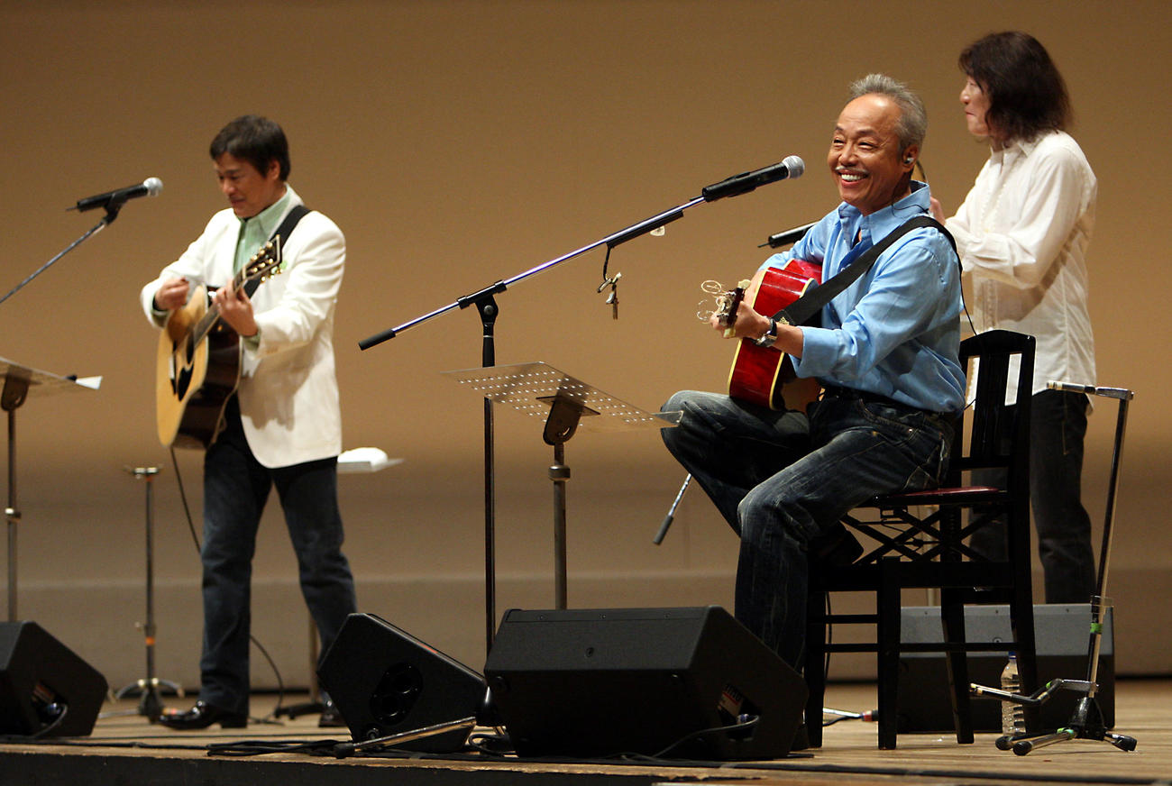 28年ぶりに全国ツアーが決定し生ライブで熱唱するアリスの谷村新司（中央）、堀内孝雄（左）、矢沢透（09年3月4日撮影）