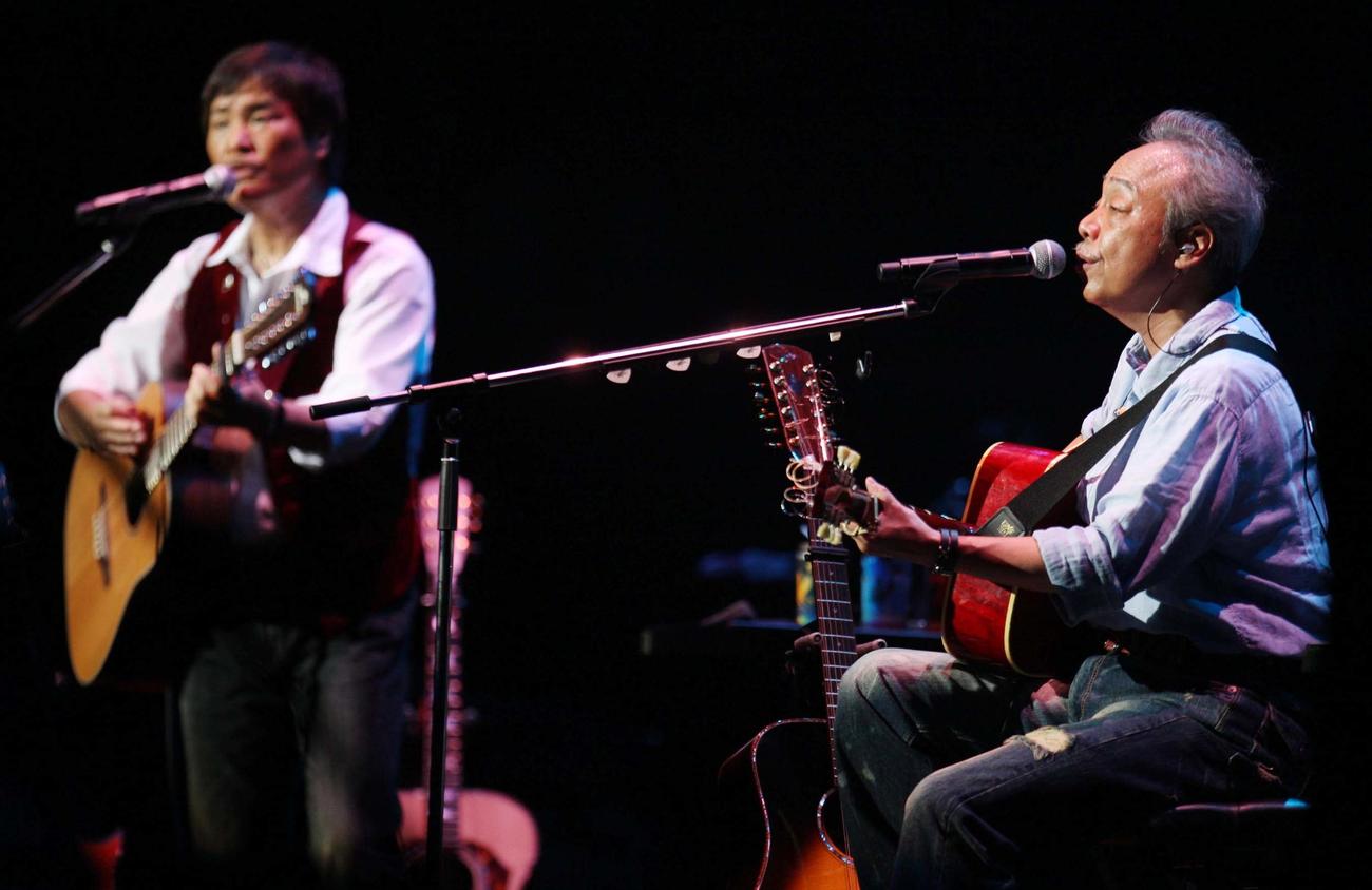 日本武道館で公演を行ったアリス。左から堀内孝雄、谷村新司（09年11月14日撮影）