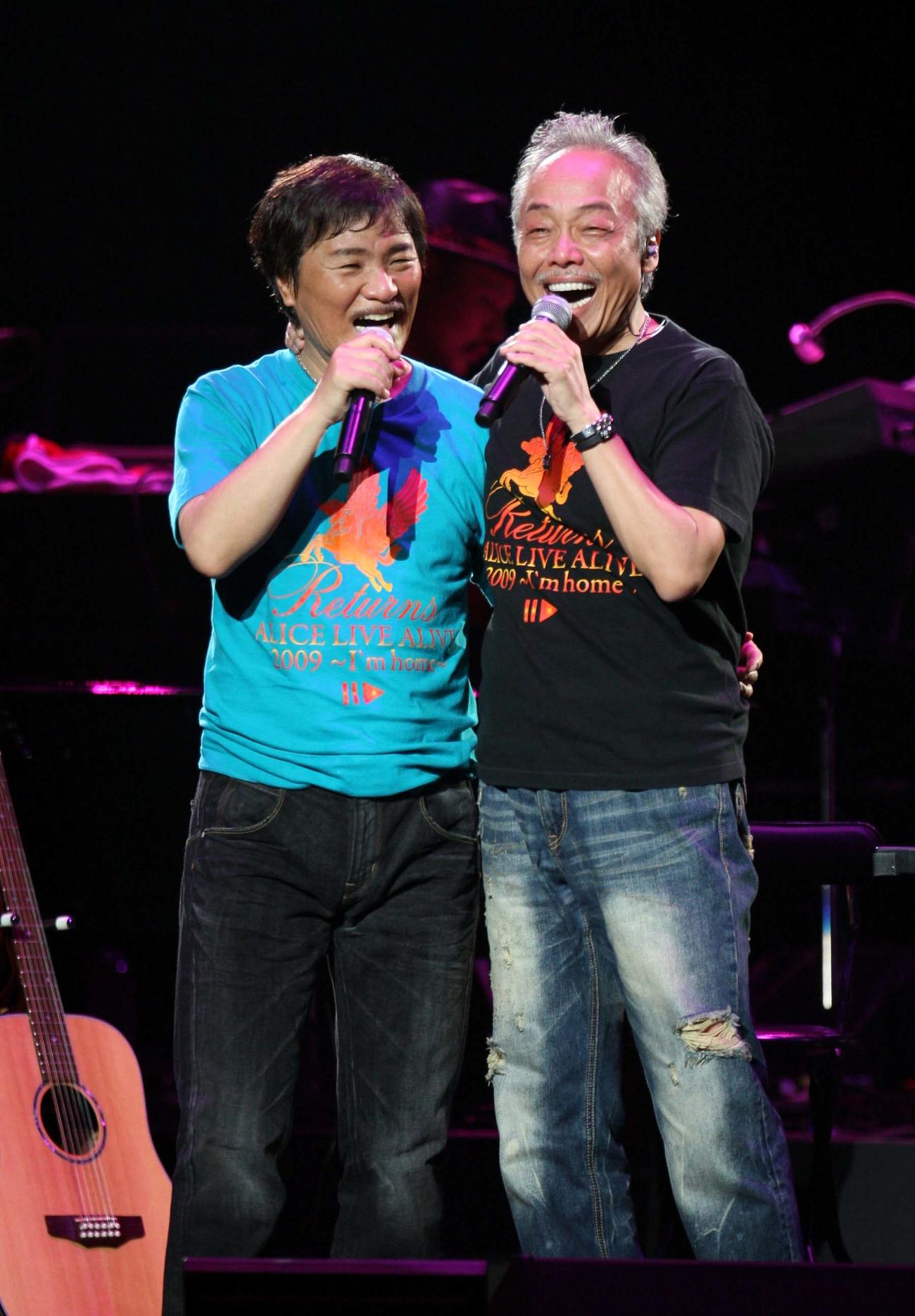 日本武道館で公演を行ったアリス。左から堀内孝雄、谷村新司（09年11月14日撮影）