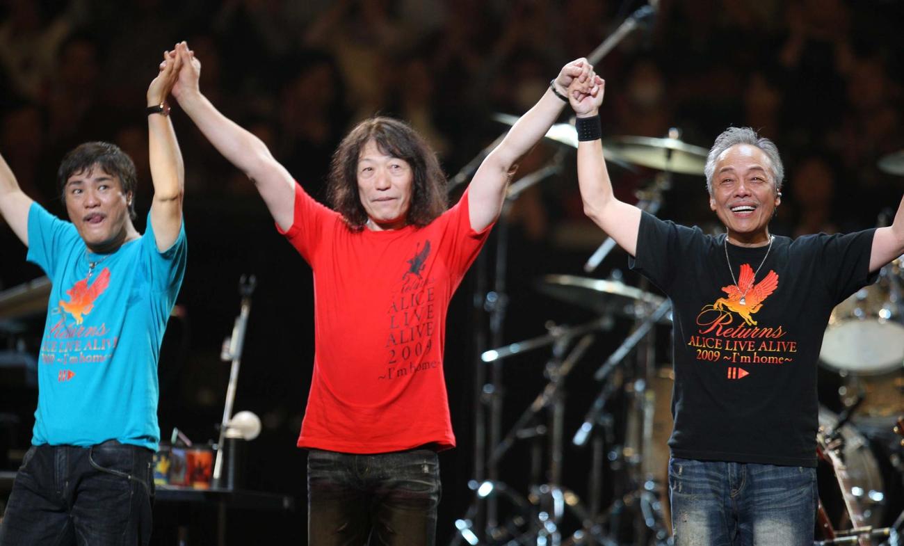日本武道館で公演を行ったアリス。左から堀内孝雄、矢沢透、谷村新司（09年11月14日撮影）