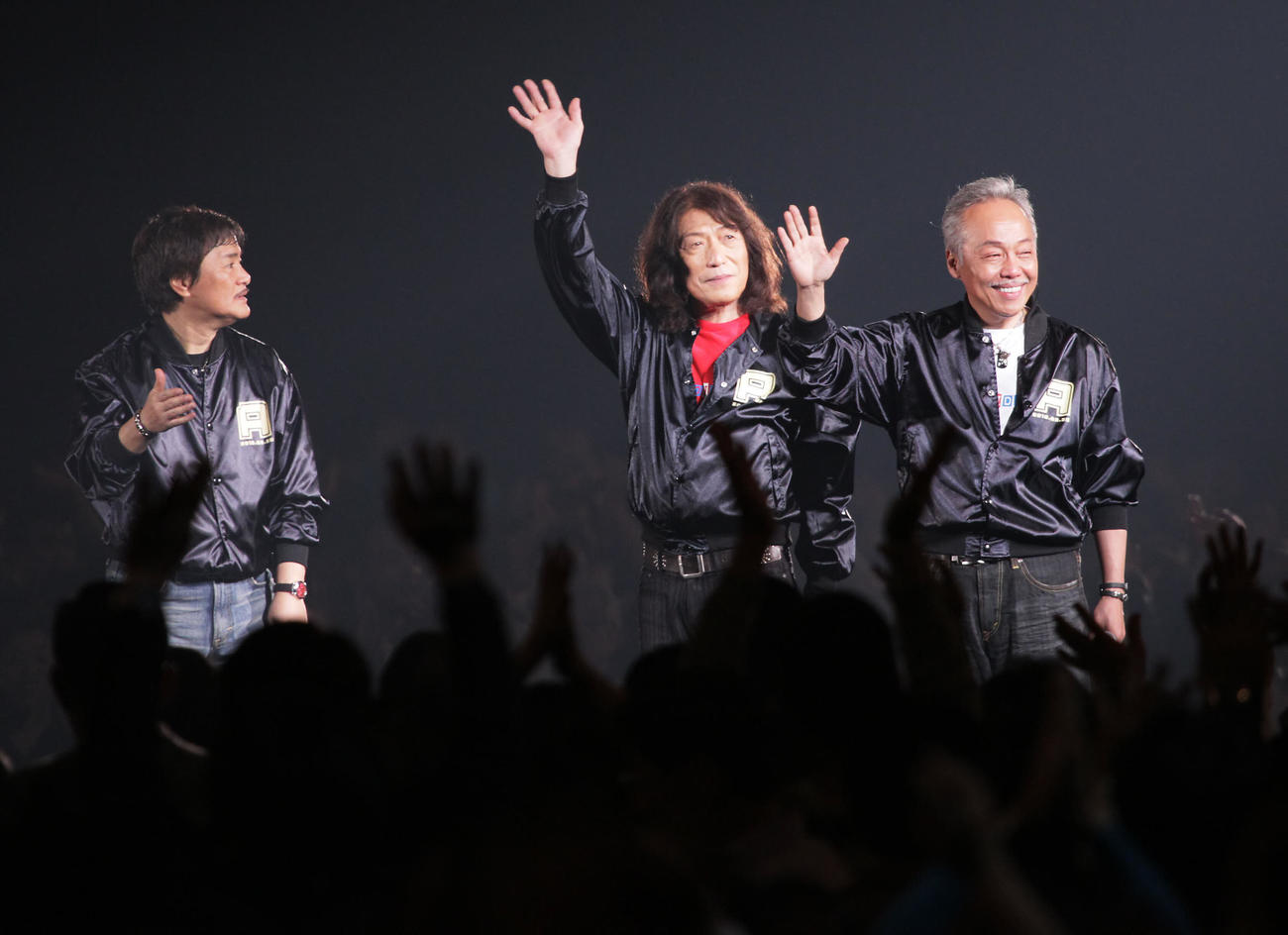 東京ドーム公演　5時間に及ぶ東京ドーム公演を終えファンの声援に手を振るアリス、左から堀内孝雄、矢沢透、谷村新司（10年2月28日撮影）