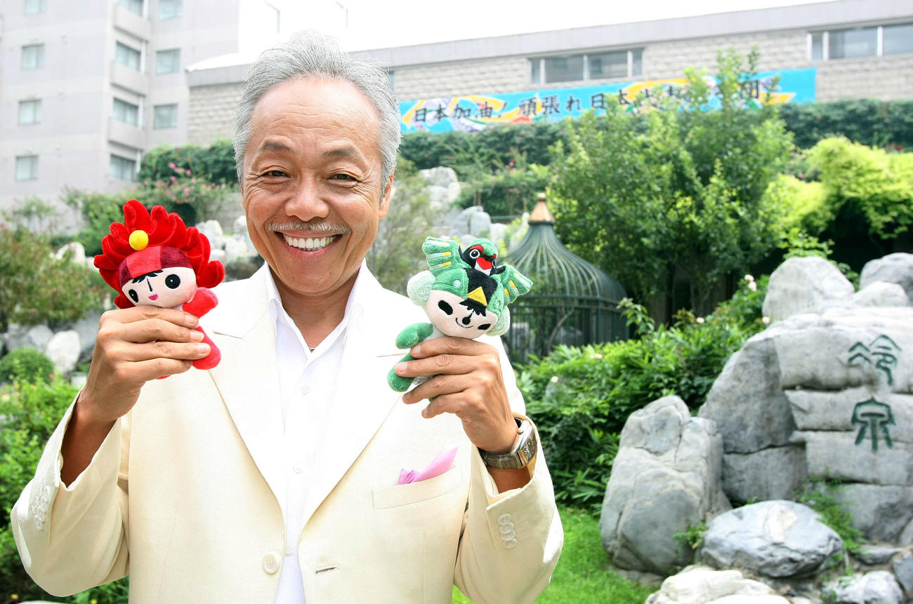 中国に造詣（ぞうけい）が深い谷村新司氏は、北京五輪のキャラクターを手に「日本加油」（08年8月8日撮影）