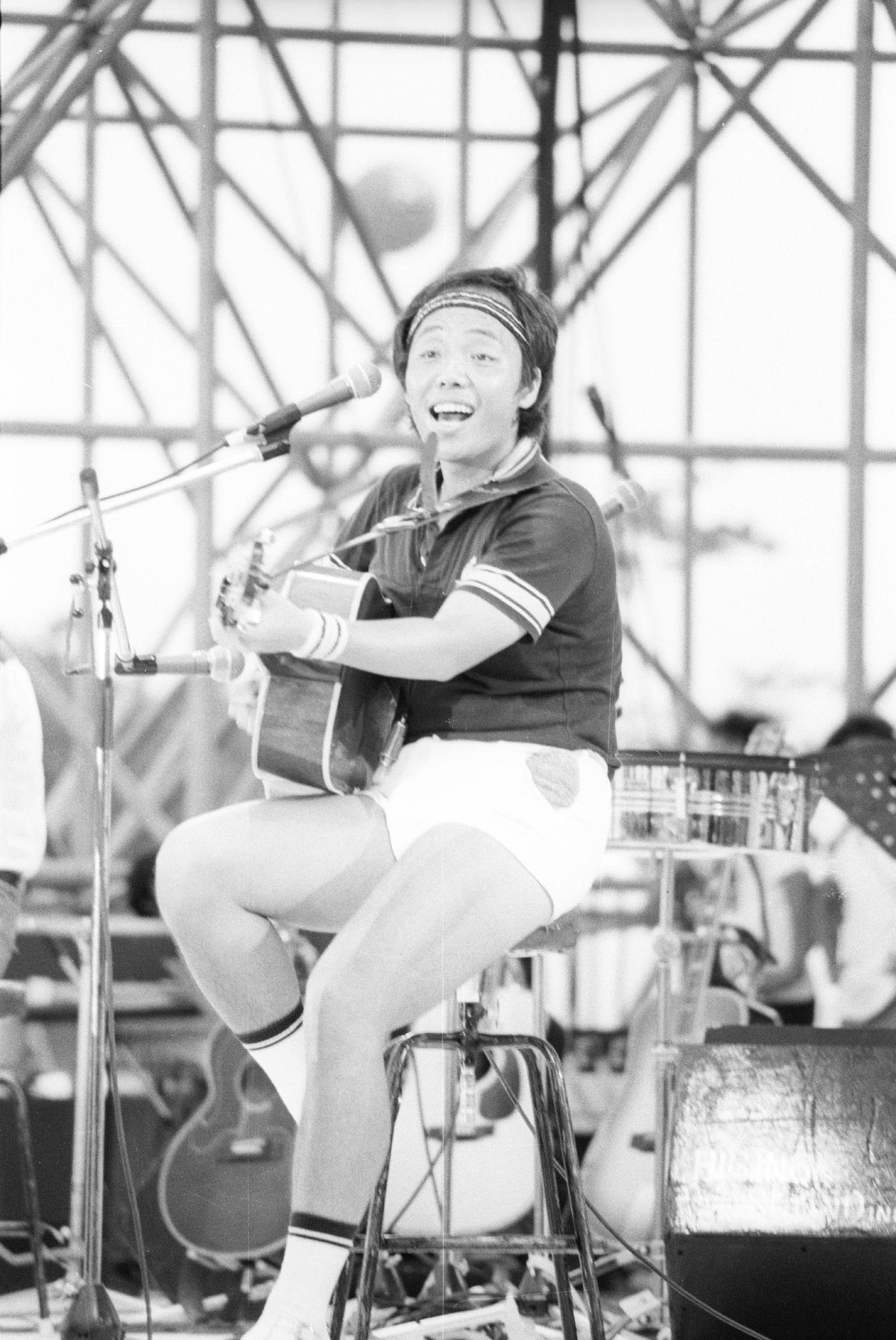 つま恋ホットジャム79でホットパンツ姿で熱唱する谷村新司さん（1979年7月撮影）