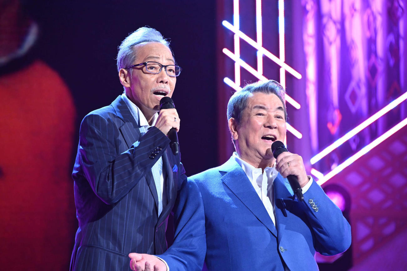 日本テレビ系「24時間テレビ45」でサライを歌う加山雄三（右）と谷村新司（2022年8月撮影）
