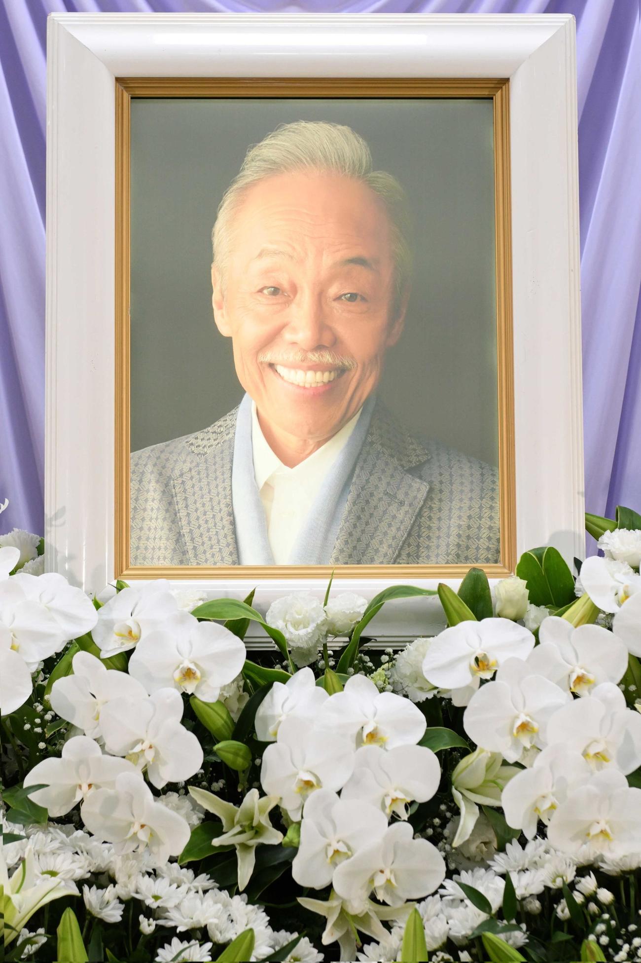谷村新司さんの遺影