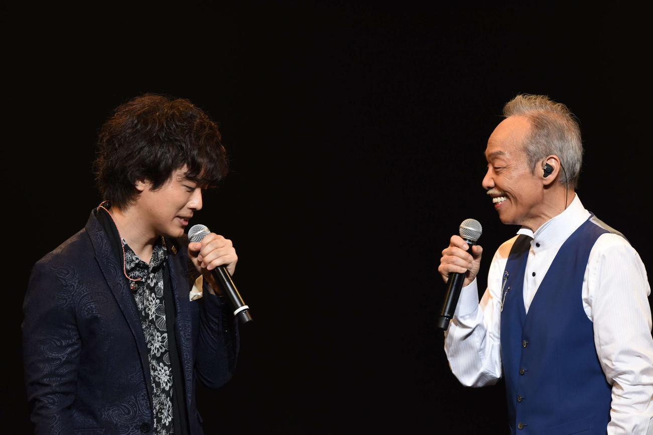 2017年、谷村新司さん（右）と「いい日旅立ち」を熱唱する三浦祐太朗