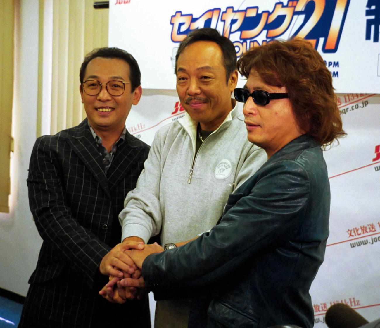 「セイ！ヤング21」制作発表　左からDJを務めるさだまさし、谷村新司、甲斐よしひろ（01年9月18日撮影）