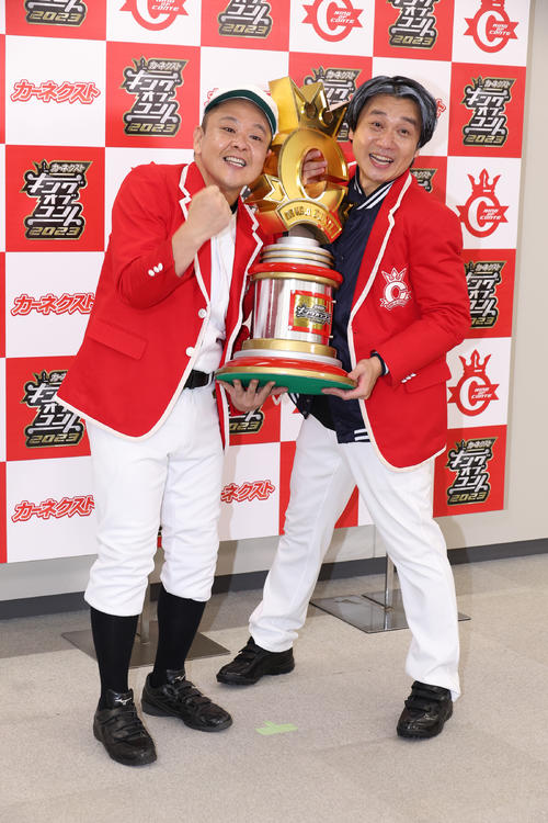 キングオブコント2023で優勝した「サルゴリラ」の赤羽健壱（左）と児玉智洋（撮影・中島郁夫）