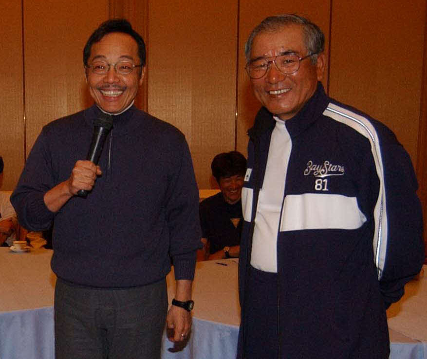 プロ野球横浜のキャンプ　森祇晶監督（右）と谷村新司さん（2002年2月24日撮影）