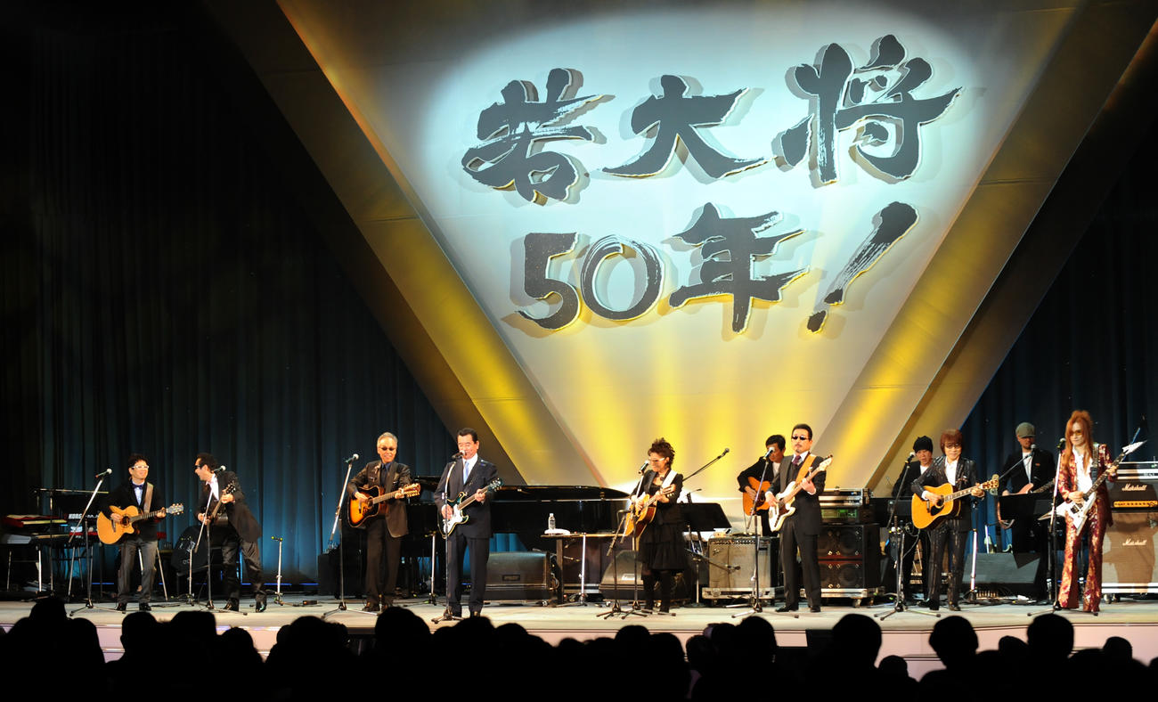 加山雄三デビュー50周年を祝う会で新曲を披露する「座・ロンリーハーツ親父バンド」、左から南こうせつ、さだまさし、谷村新司、加山雄三、森山良子、THE ALFEEの桜井賢、坂崎幸之助、高見沢俊彦（2010年4月8日撮影）