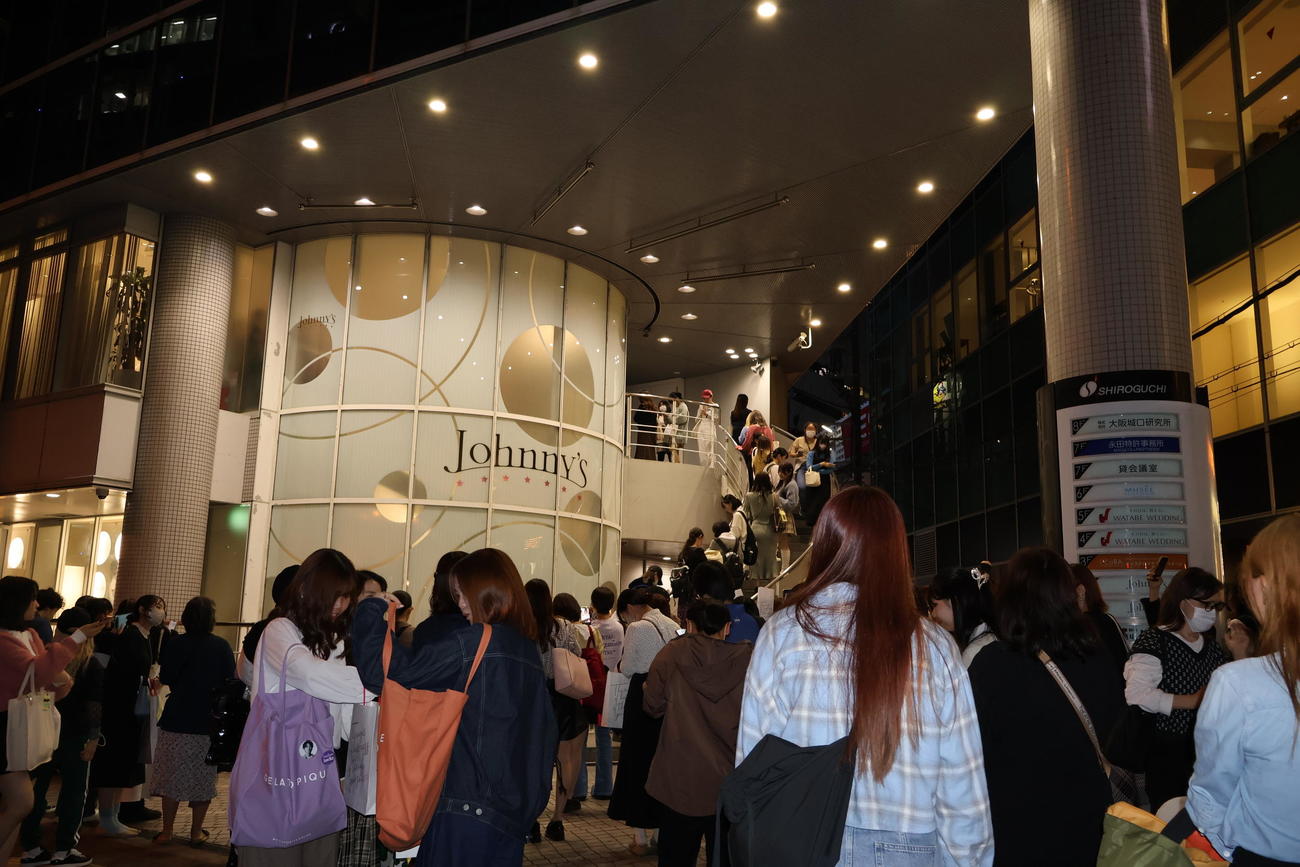 閉店間際のジャニーズショップ大阪店前に大勢のファンが集まった（撮影・村上久美子）
