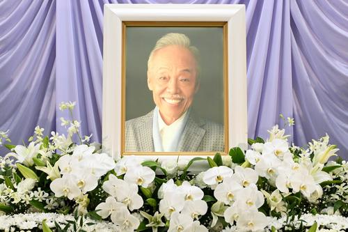 谷村新司さんの遺影