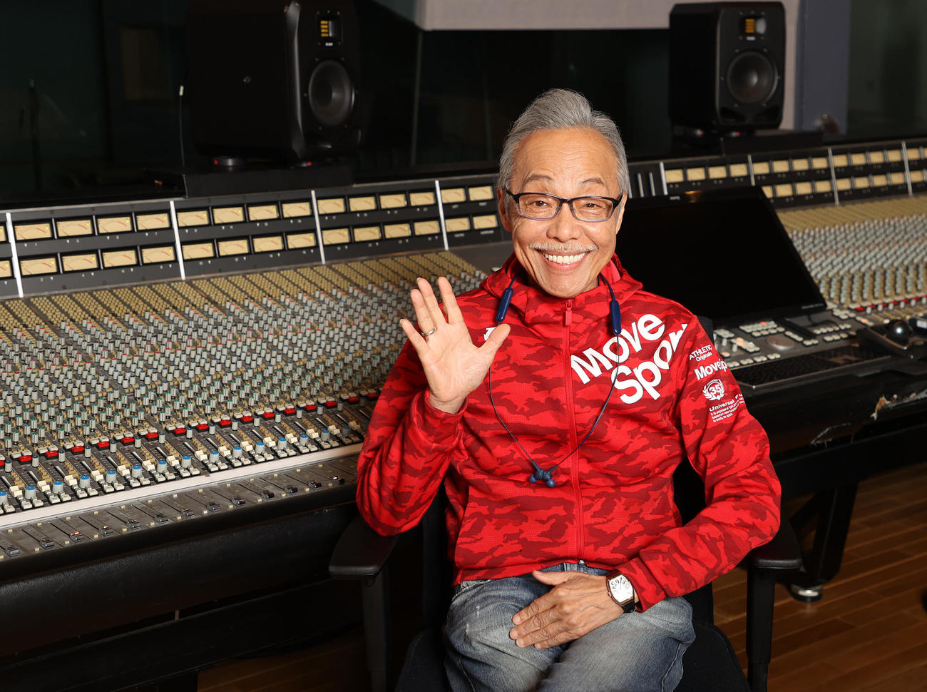 22年５月、本紙インタビューにて笑顔で手を振る谷村新司さん