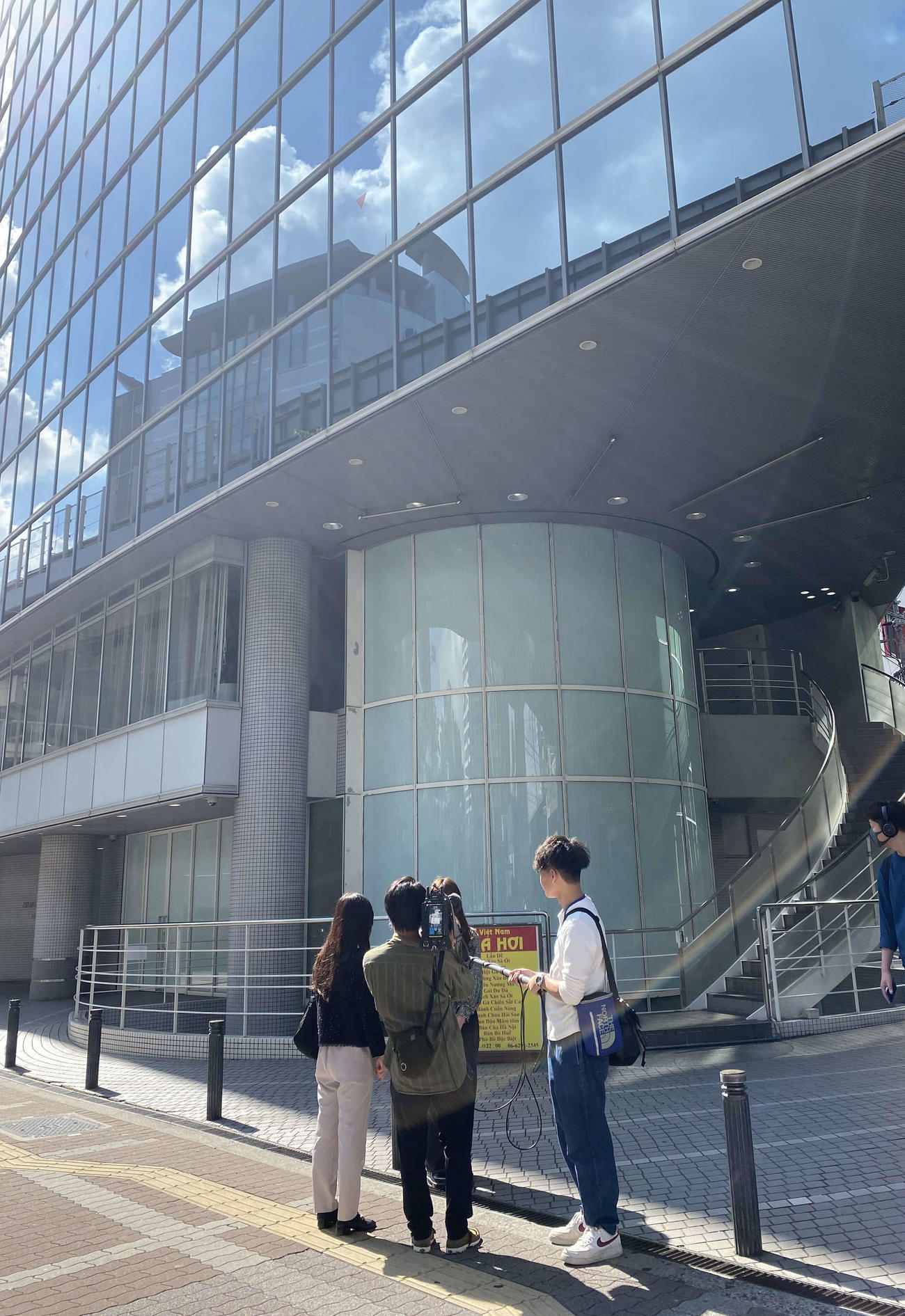 前日夜に営業を終了し、店名が消えた元公式ショップ前には、一夜明けでテレビカメラの姿も（撮影・村上久美子）