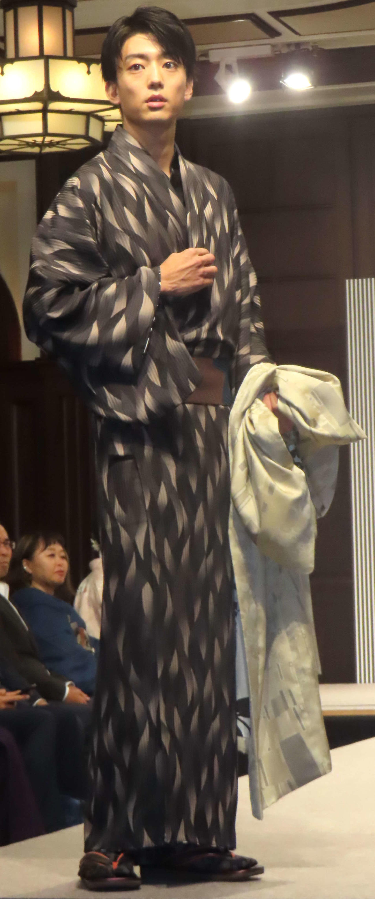 キモノイストアワード2023のランウエーでポーズを決める伊藤健太郎