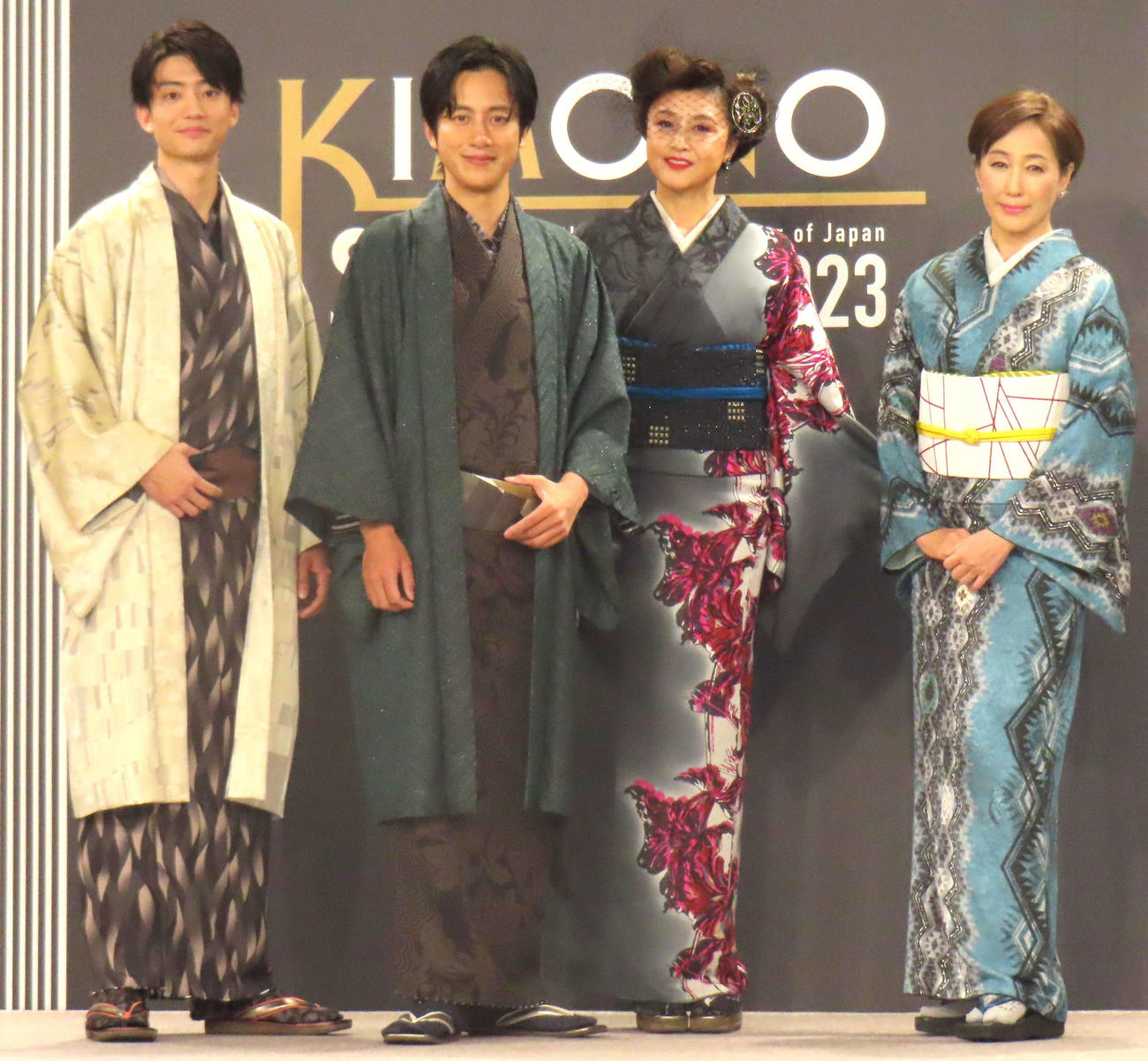 キモノイストアワード2023授賞式に出席した左から伊藤健太郎、溝端淳平、藤原紀香、高島礼子