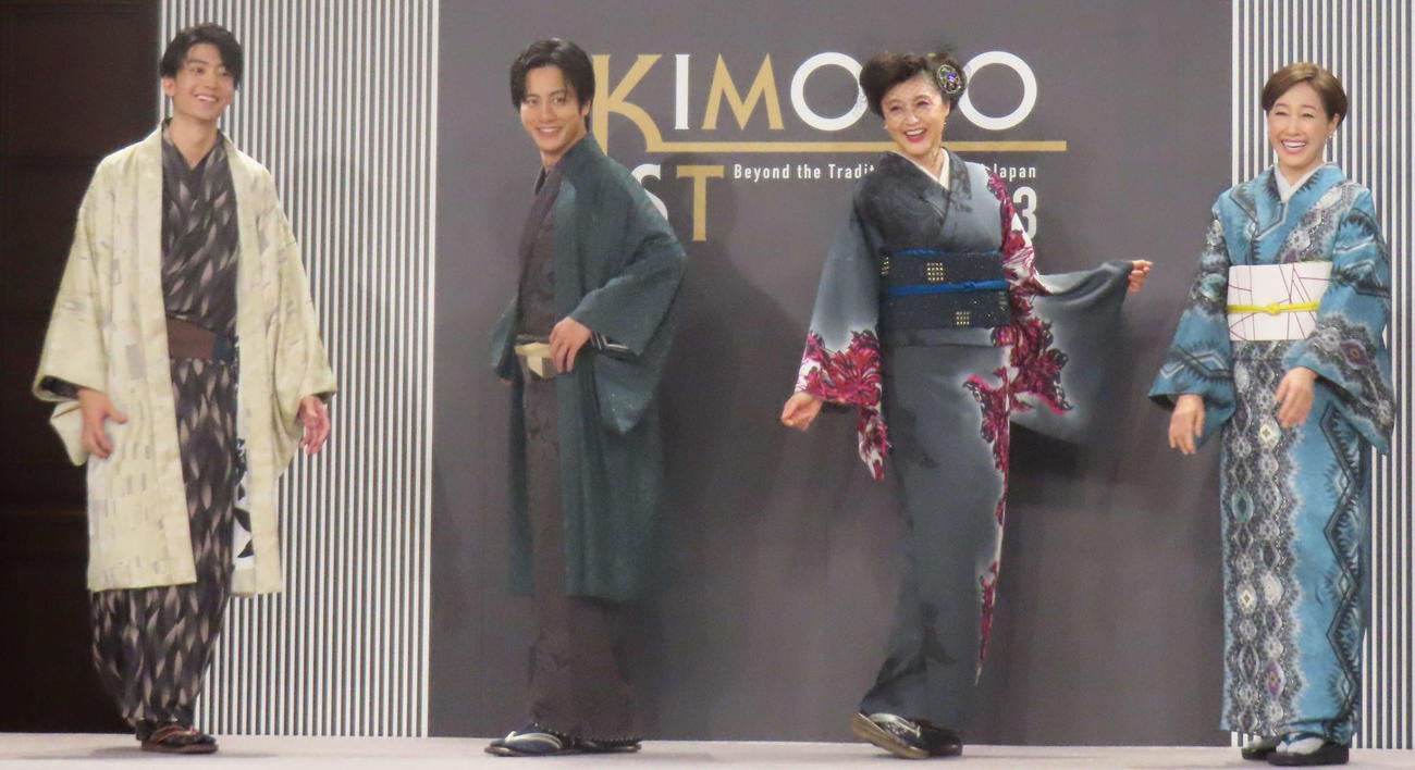 キモノイストアワード2023に出席し、思い思いのポーズで写真に納まる、左から伊藤健太郎、溝端淳平、藤原紀香、高島礼子