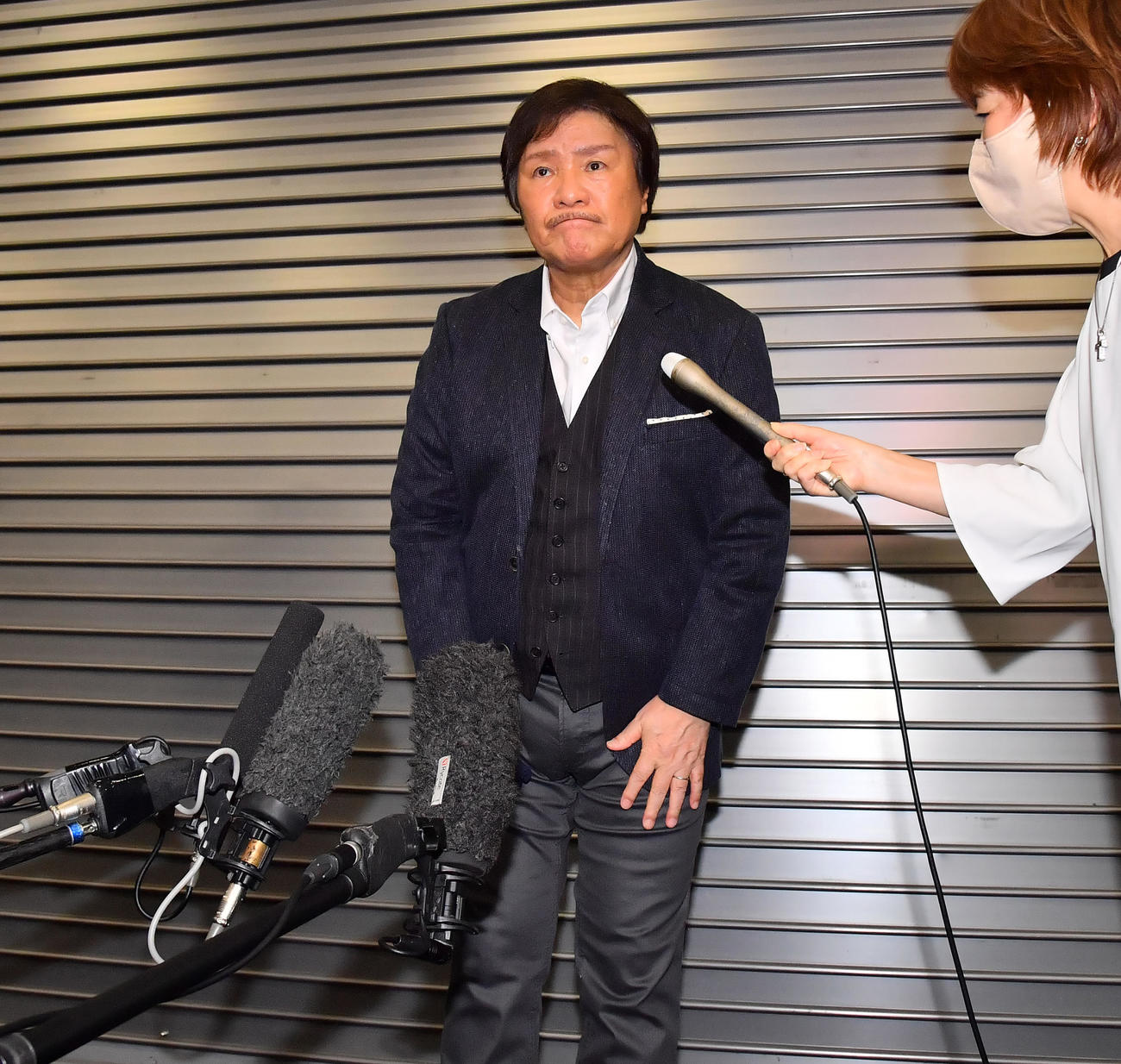 コンサート終了後の会見で集まった報道陣に頭を下げる堀内孝雄（撮影・清水貴仁）