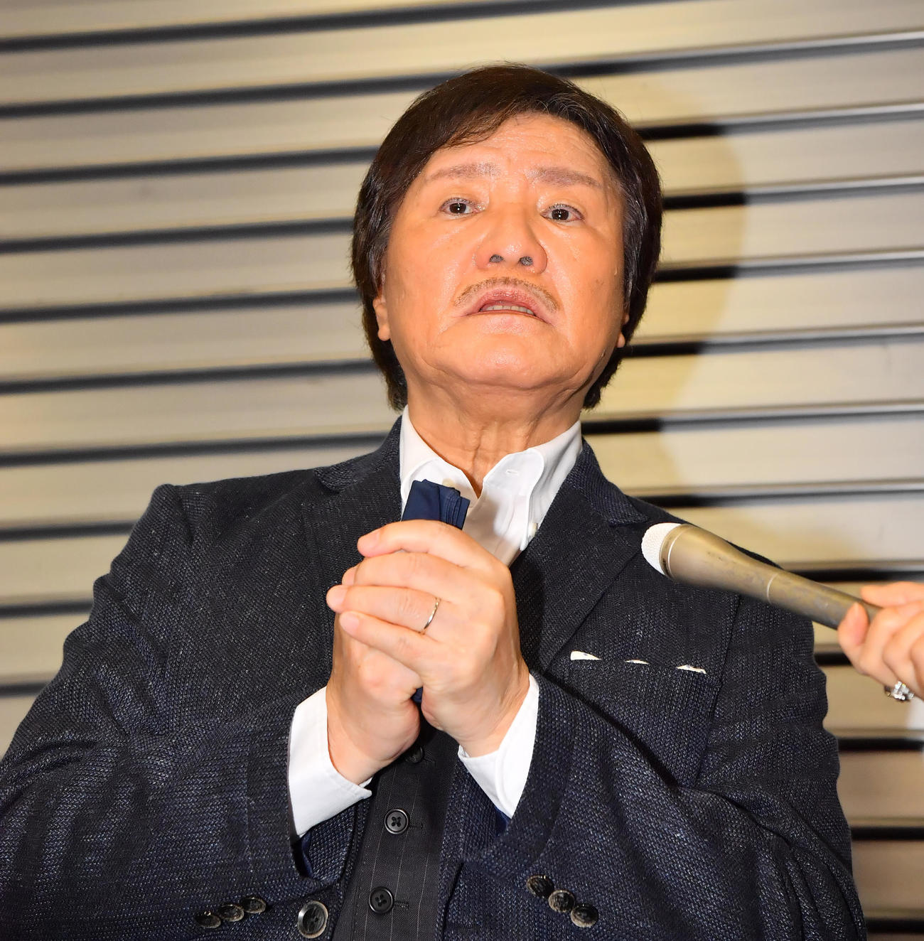 コンサート終了後の会見で谷村新司さんとの思い出を話す堀内孝雄（撮影・清水貴仁）
