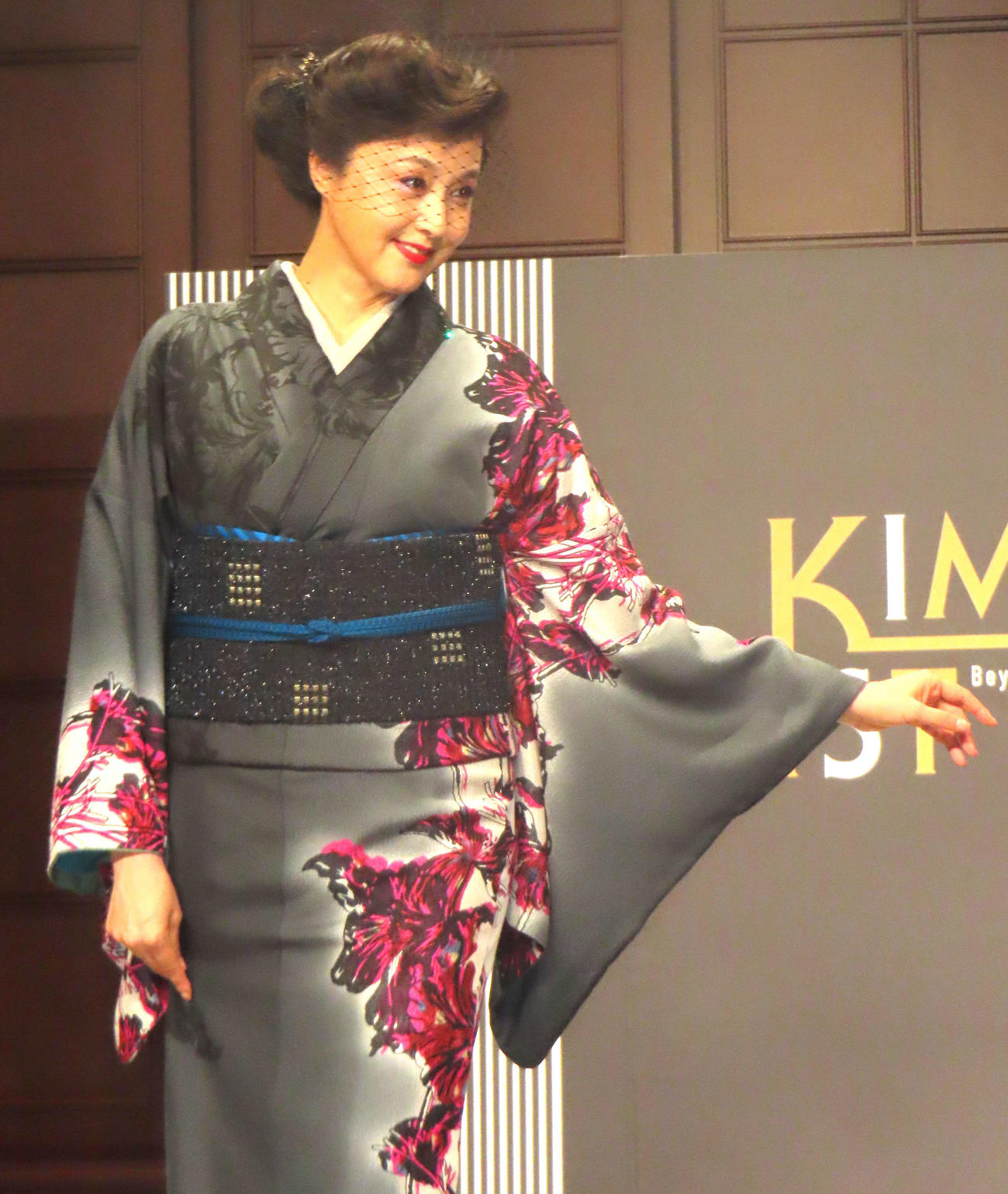キモノイストアワード2023のランウエーに登場した藤原紀香