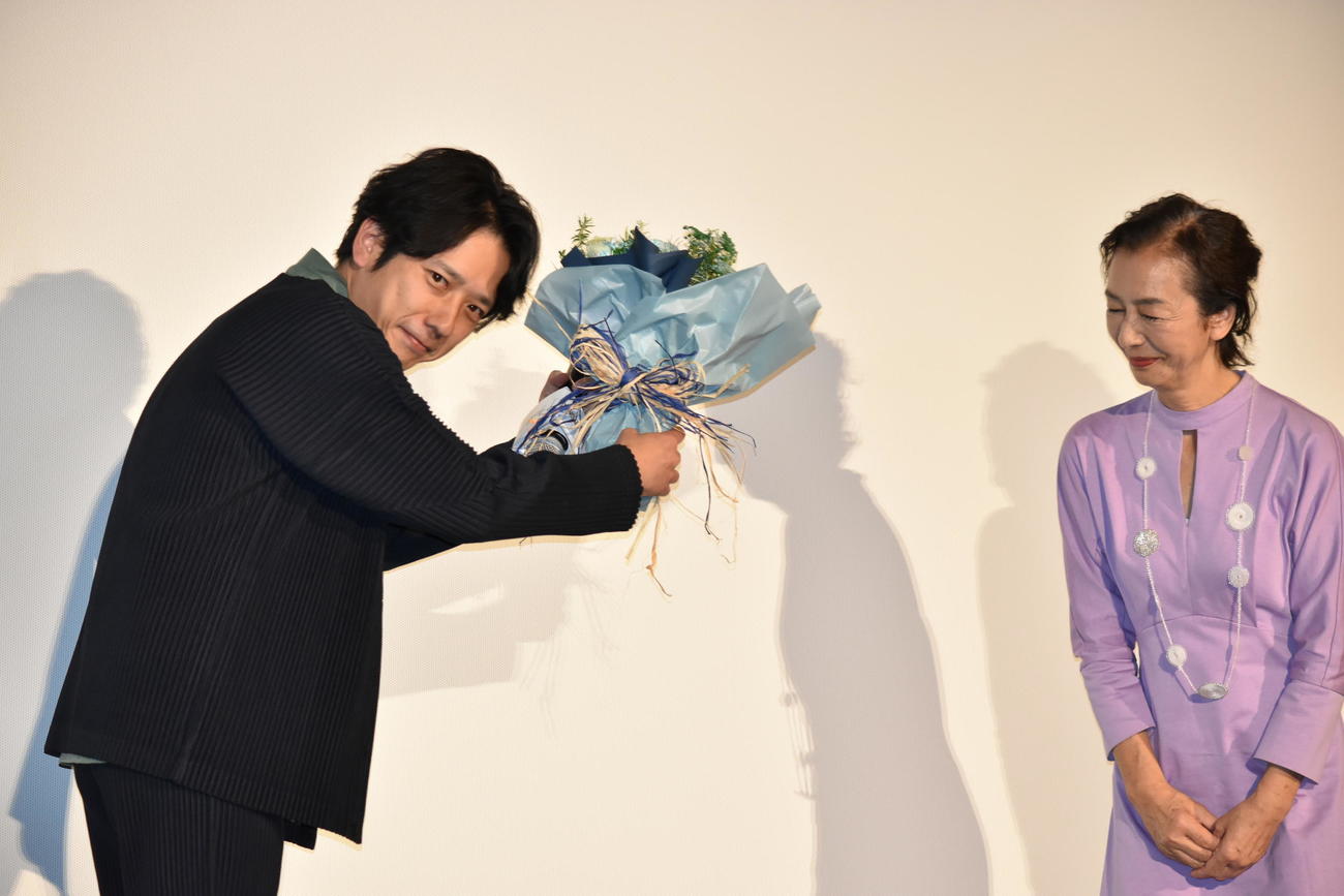 主演映画「アナログ」大ヒット御礼舞台あいさつでヒットを祈願して高橋惠子から花束をもらう二宮和也