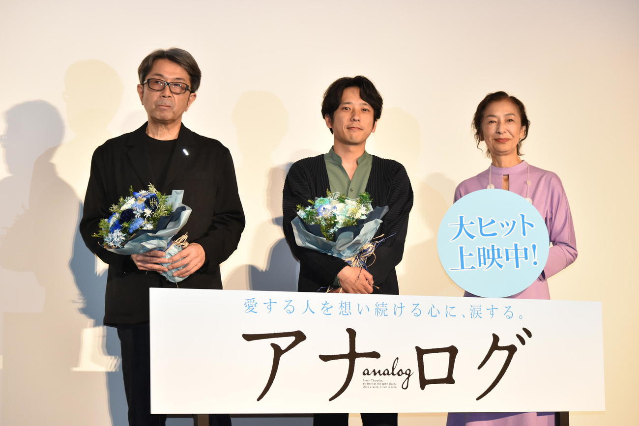 主演映画「アナログ」大ヒット御礼舞台あいさつに登壇した嵐の二宮和也（中央）。左はタカハタ秀太監督、右は高橋惠子