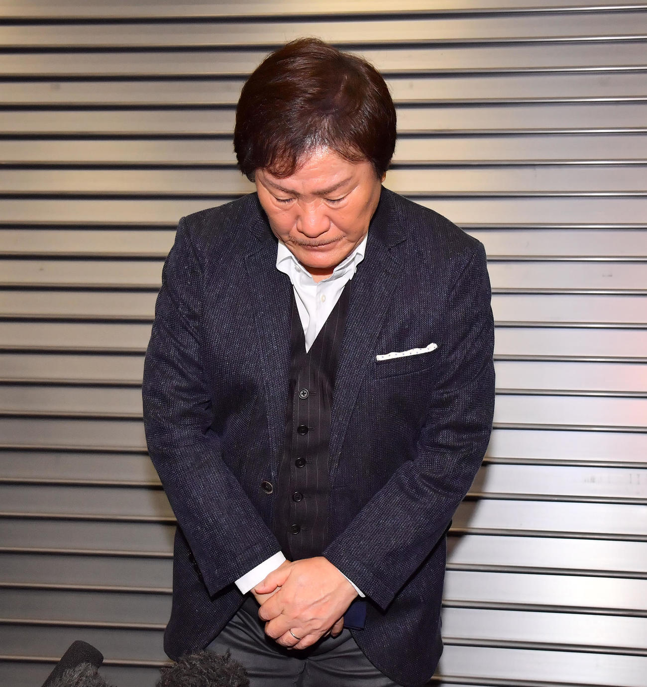 コンサート終了後の会見で集まった報道陣に頭を下げる堀内孝雄（撮影・清水貴仁）